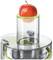 Une pomme rouge est placée dans l'entonnoir d'un mixeur de cuisine Bosch, prête à être transformée.