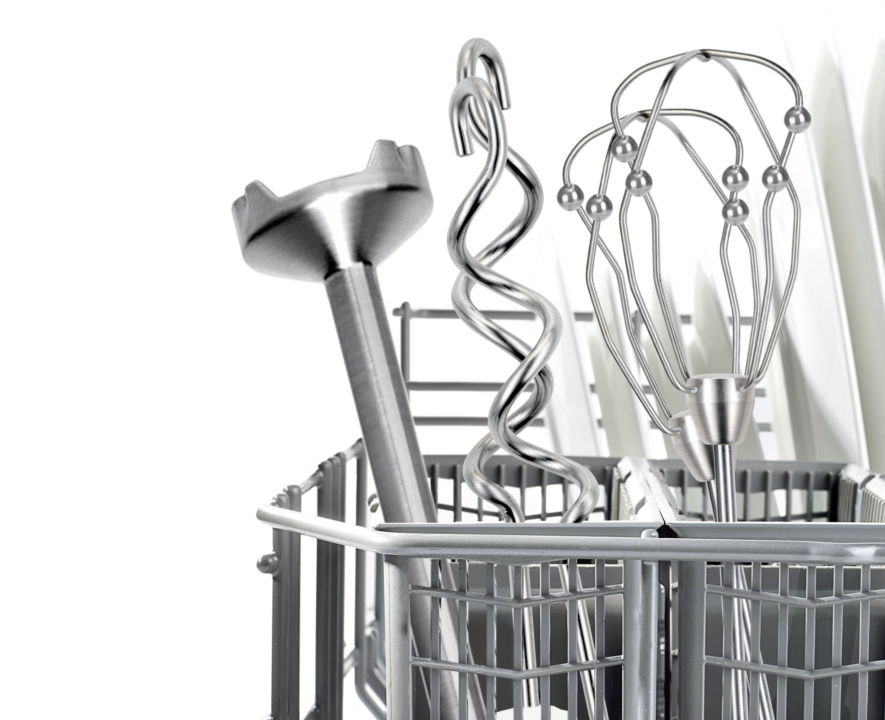 Des ustensiles de cuisine comme un fouet et un batteur se trouvent dans un récipient métallique, prêts à être utilisés pour cuisiner ou faire de la pâtisserie.