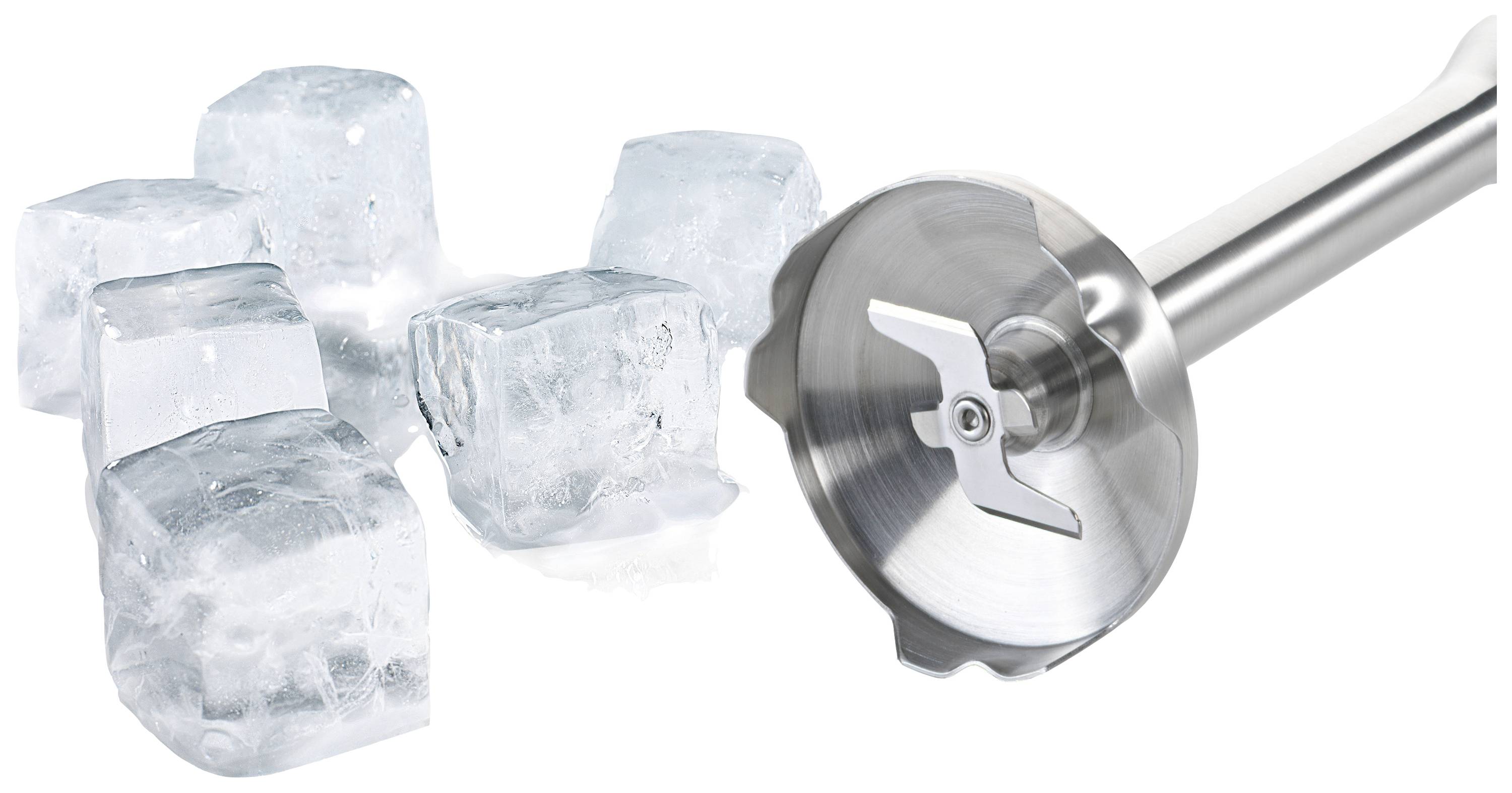 Une lame en acier d'un mixeur à côté de six glaçons régulièrement formés. Symbolise la capacité de broyer la glace.