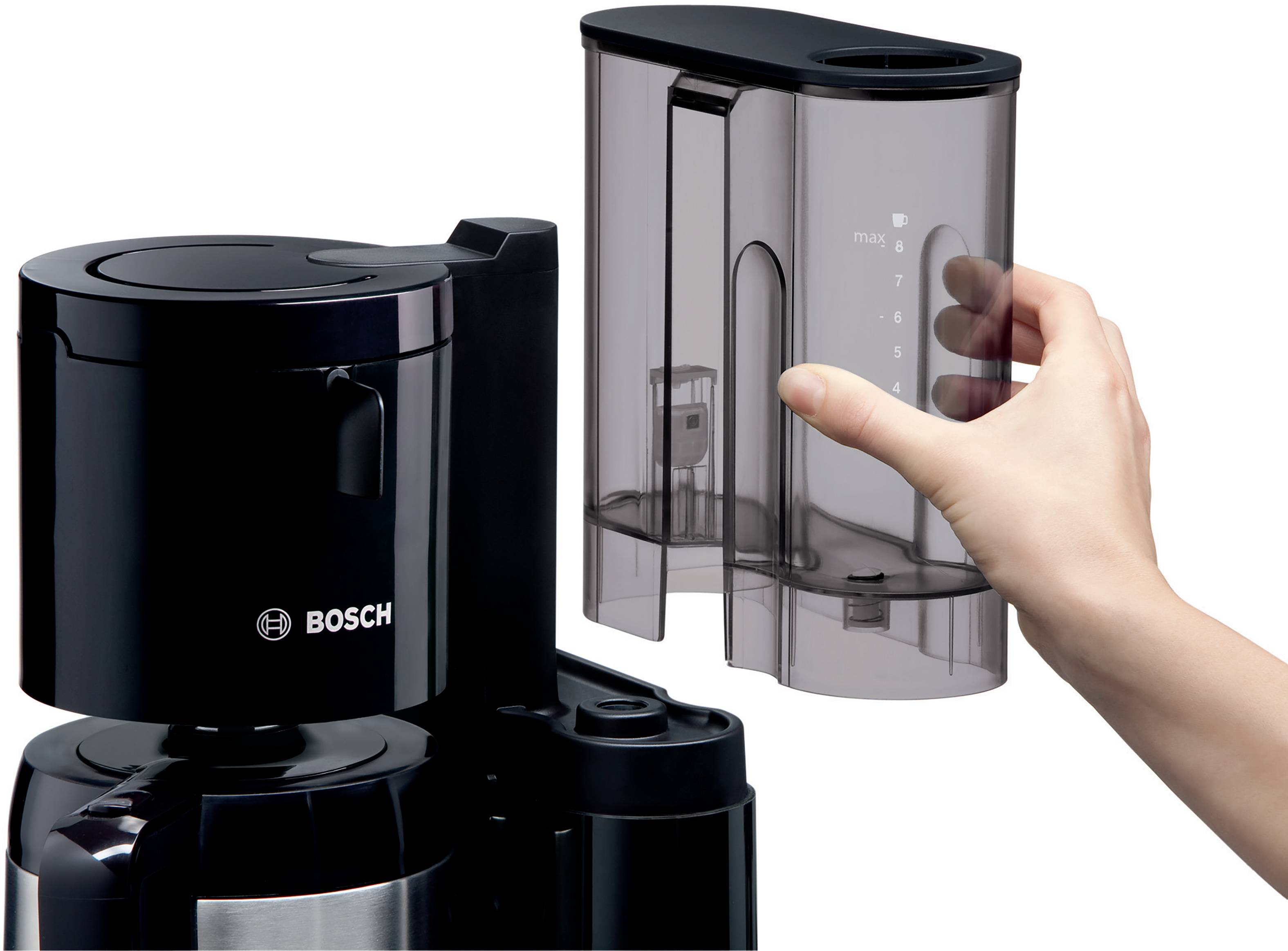 Un cafetière Bosch noir avec un réservoir d'eau transparent et amovible. Une main tient le réservoir pour un remplissage facile.