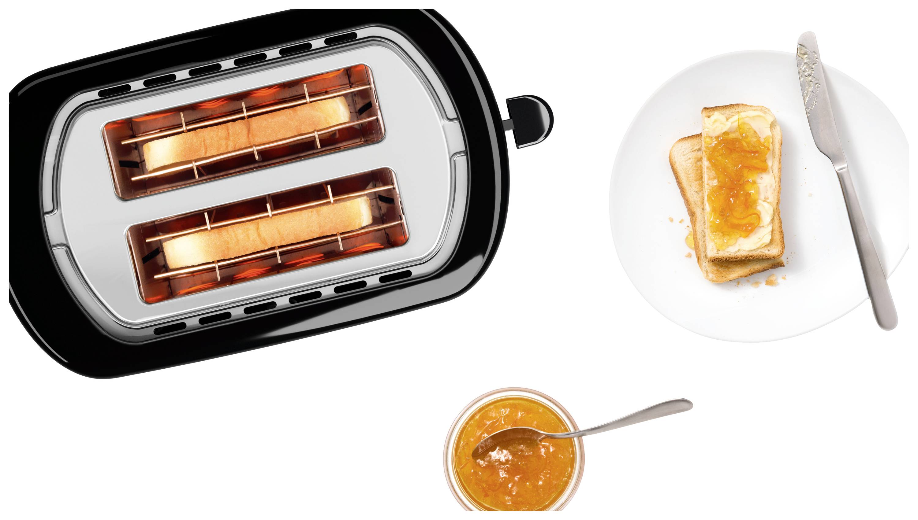 Un grille-pain avec deux tranches de pain blanc est chauffé. À côté se trouvent une assiette avec du pain grillé, du beurre et de la confiture, ainsi qu'un pot de confiture avec une cuillère.