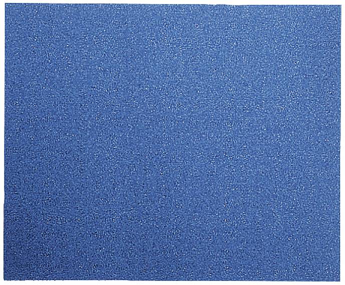 Un morceau rectangulaire de papier de verre bleu à grain fin, structuré de manière uniforme et présentant une surface mate.