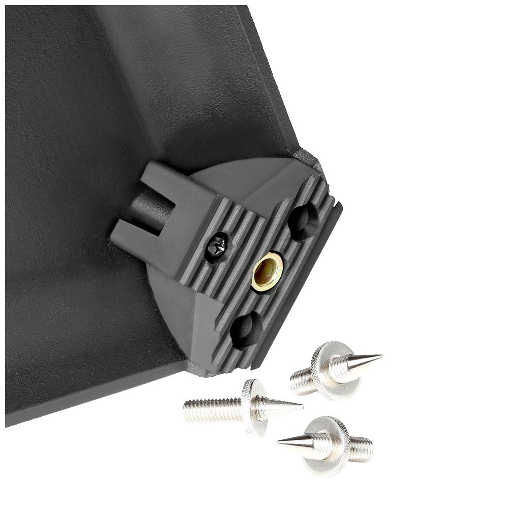 'Face inférieure d'un support d'enceinte noir présentant trois pointes métalliques amovibles.'