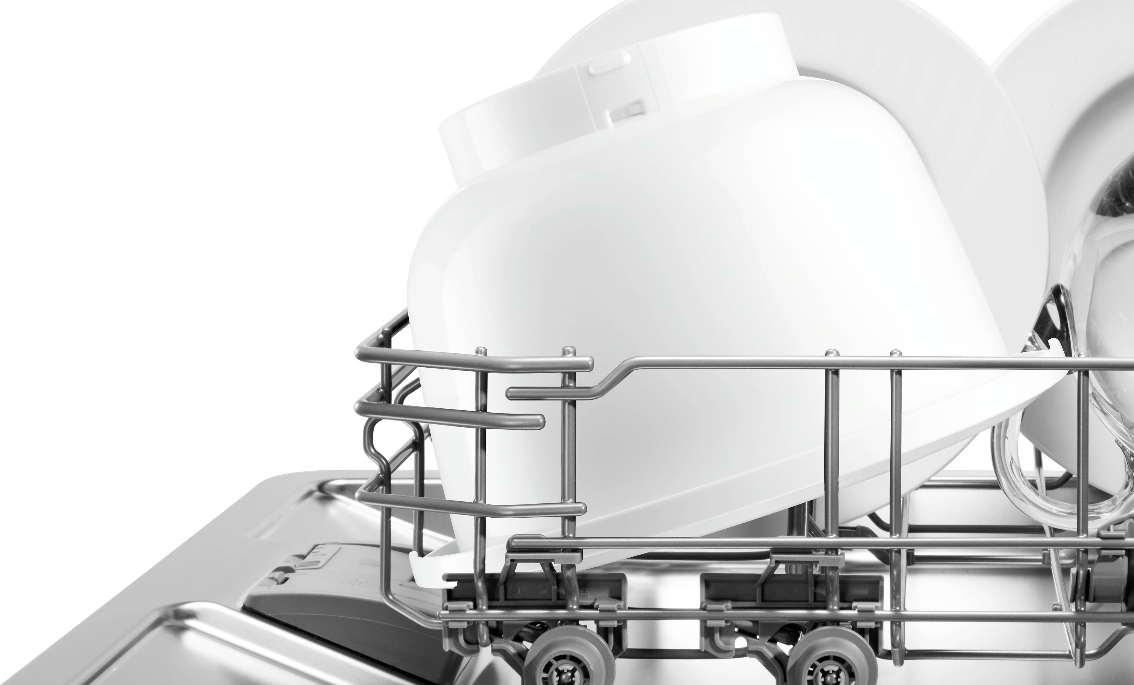 Des tasses et des assiettes blanches sont rangées avec soin dans un lave-vaisselle qui présente des paniers en acier inoxydable brillants et propres.