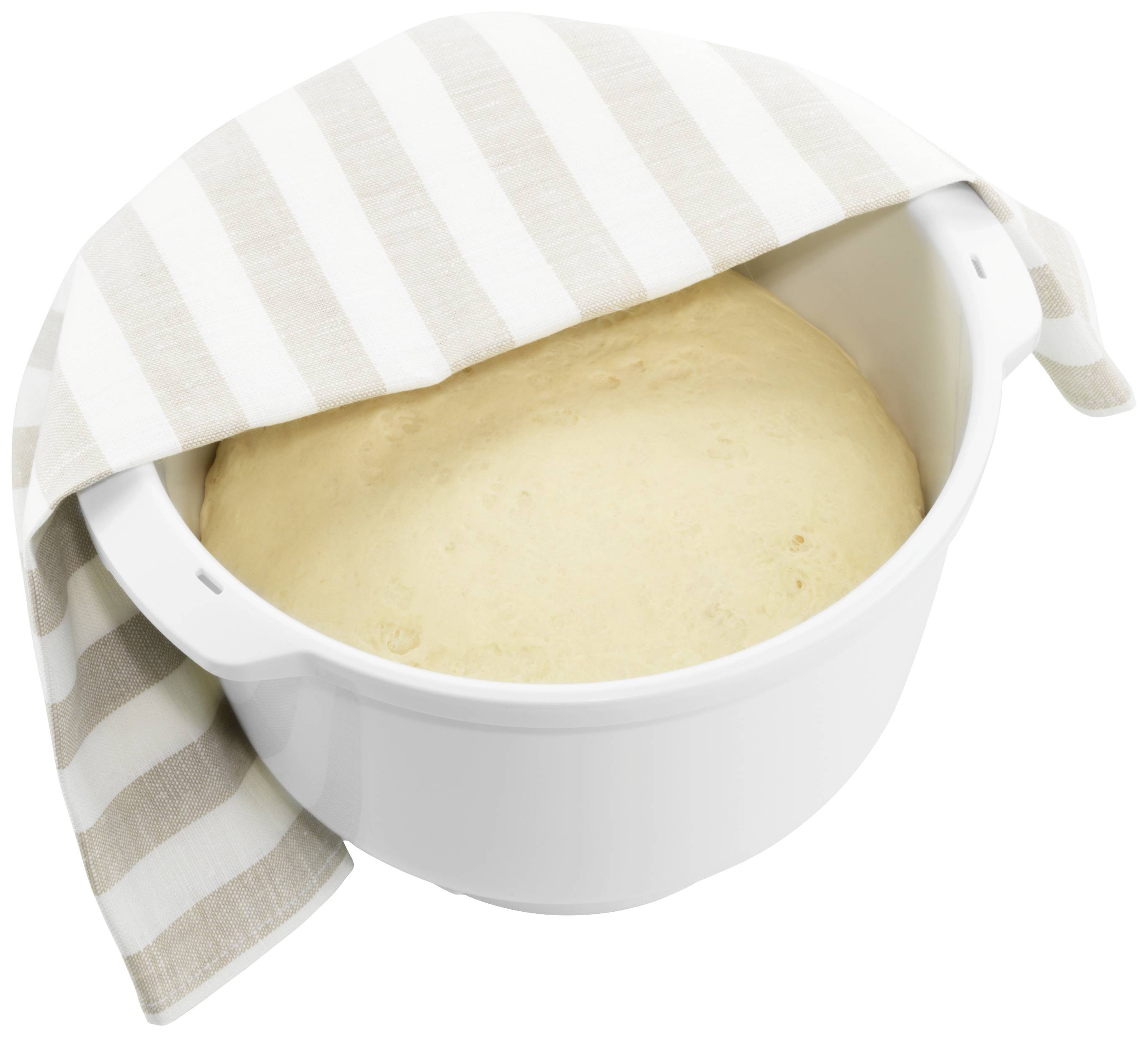Une pâte levée repose dans un bol blanc, partiellement recouvert d'un tissu rayé.