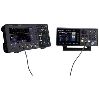 Un oscilloscope et un générateur de fonction sont connectés. L'oscilloscope affiche des signaux d'onde. Les deux appareils possèdent des écrans couleur et de nombreux éléments de commande.