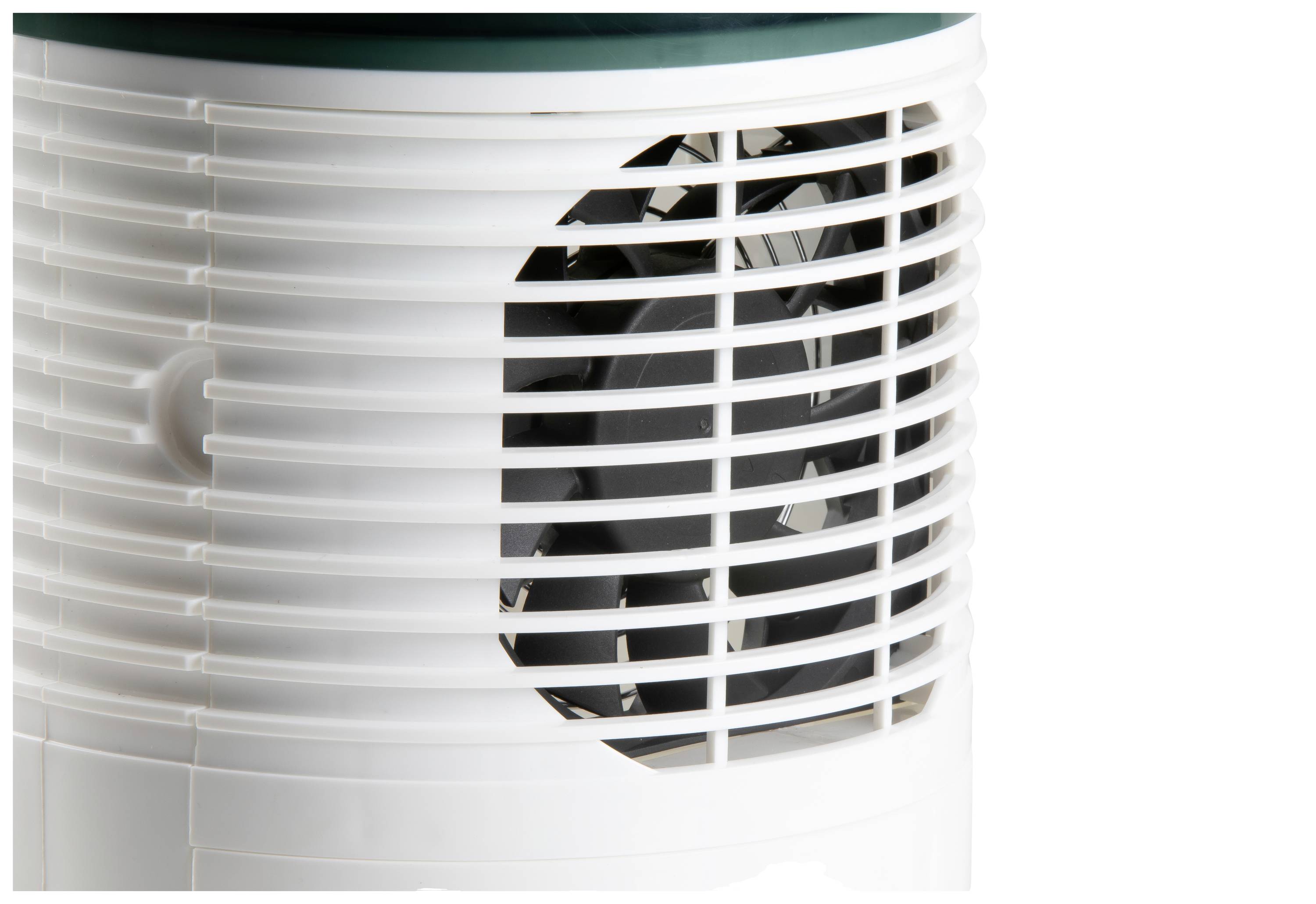 Un déshumidificateur blanc avec des fentes de ventilation et un ventilateur visible à l'intérieur. L'appareil sert à réduire l'humidité de l'air.