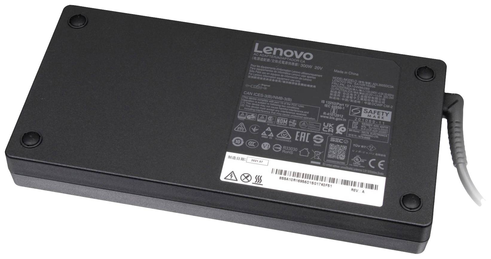 Un chargeur Lenovo noir avec plusieurs avertissements de sécurité et informations produit sur sa surface. Le câble sort sur le côté.