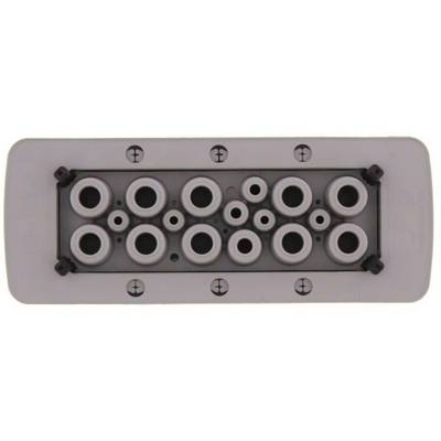 Une plaque rectangulaire en plastique avec plusieurs trous ronds de différentes tailles pour le passage de câbles ou de conduites.