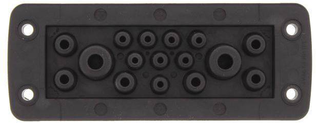 Une pièce rectangulaire en plastique noir avec plusieurs découpes circulaires de différentes tailles au centre.