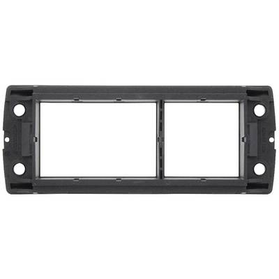 Cadre de radio double DIN en plastique noir, rectangulaire avec deux ouvertures pour le montage d'autoradios dans le tableau de bord d'un véhicule.