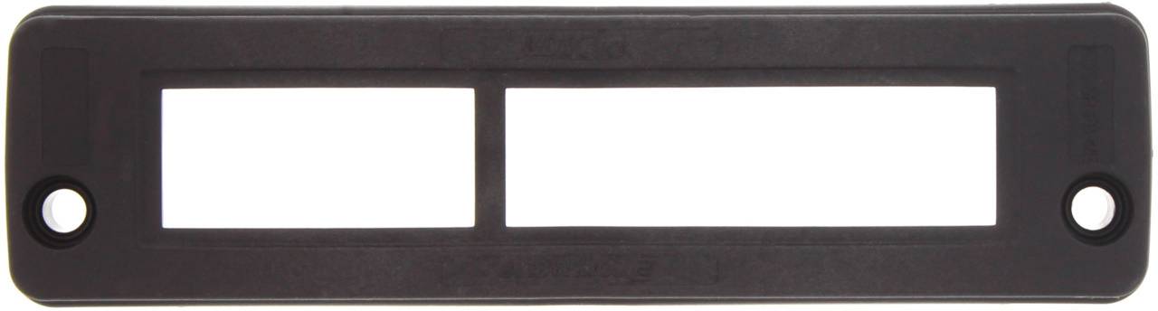 Plaque en plastique noir rectangulaire avec deux découpes rectangulaires et des trous de vis dans les coins.