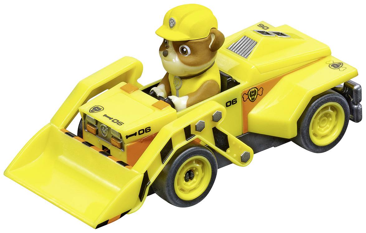 Un véhicule de chantier jouet avec un chien portant un casque et une veste jaunes. Le véhicule a un godet à l'avant et son design paraît robuste.