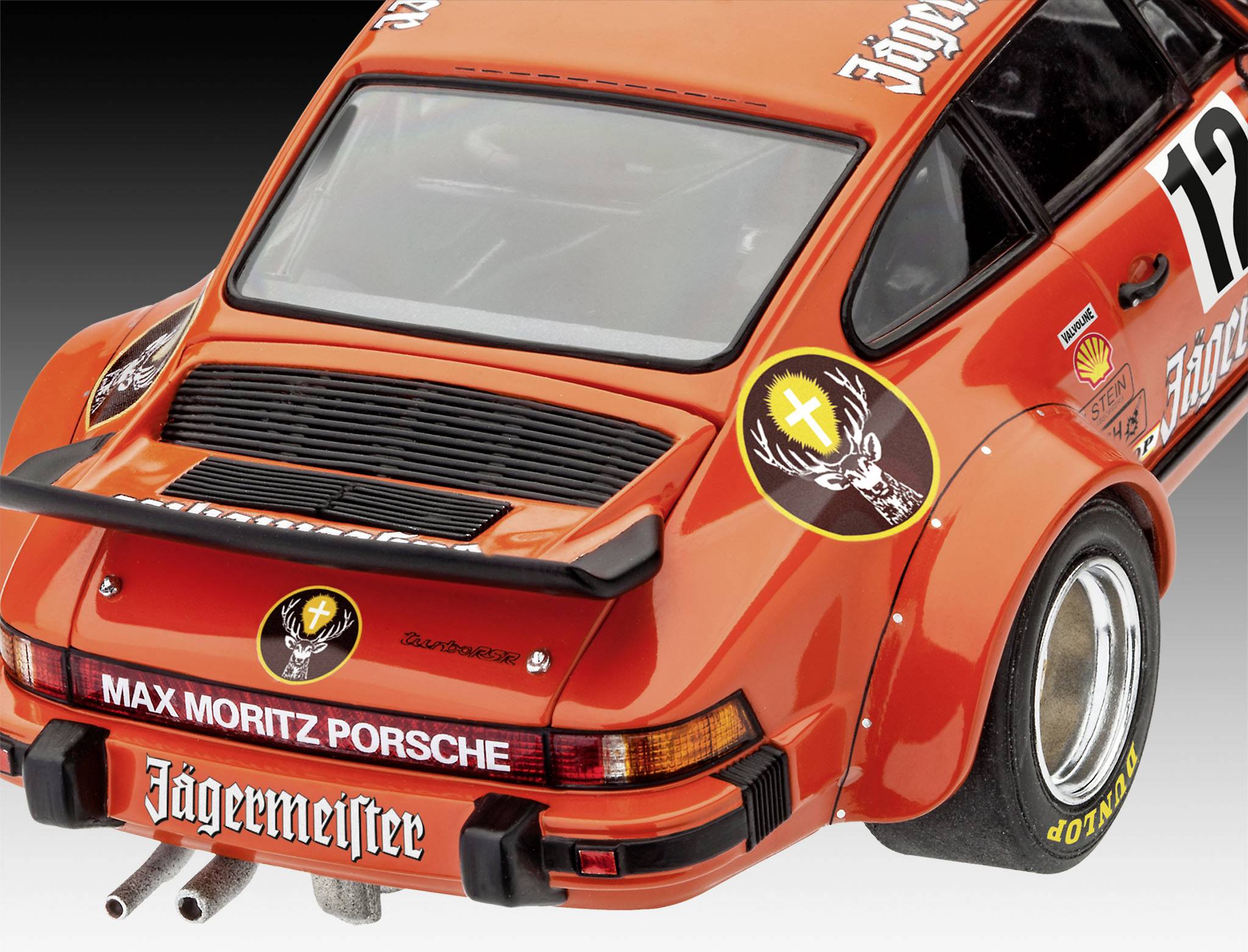 Un Porsche rouge avec le logo Jägermeister et divers autocollants de course est vu de dos.