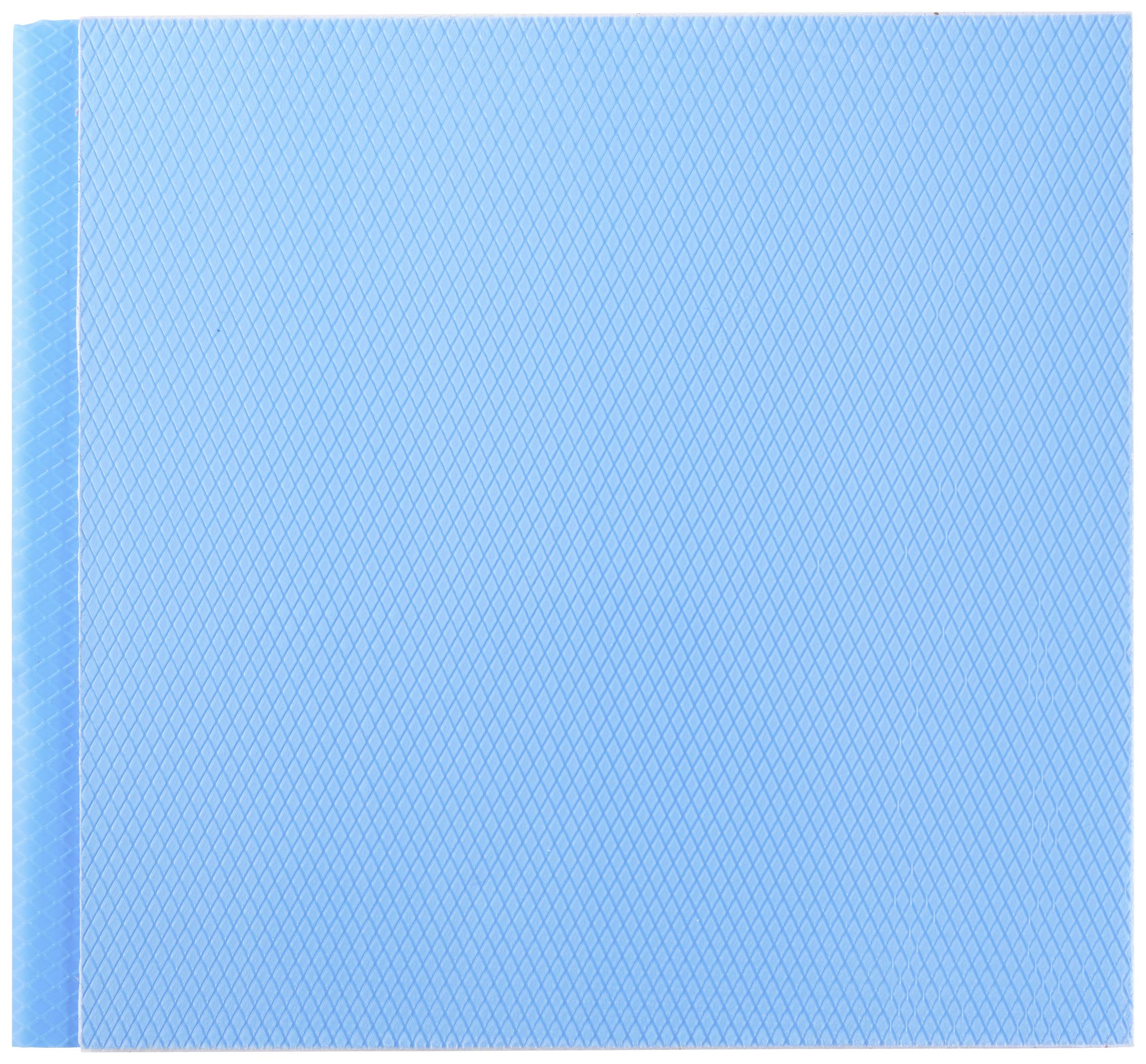 Un carnet bleu avec un motif géométrique sur la couverture.