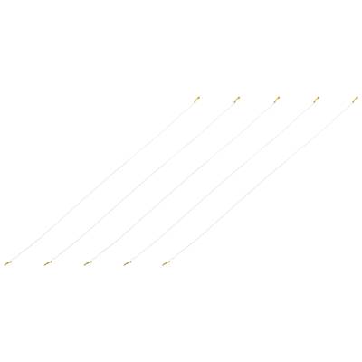 Six fins câbles blancs avec des fiches dorées à leurs extrémités, disposés côte à côte à intervalles réguliers.