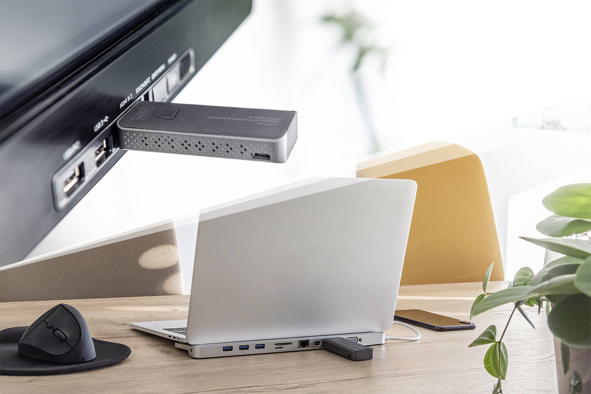 Une personne diffuse du contenu depuis un smartphone vers un téléviseur. Un dongle HDMI est montré à côté, permettant une connexion sans fil.