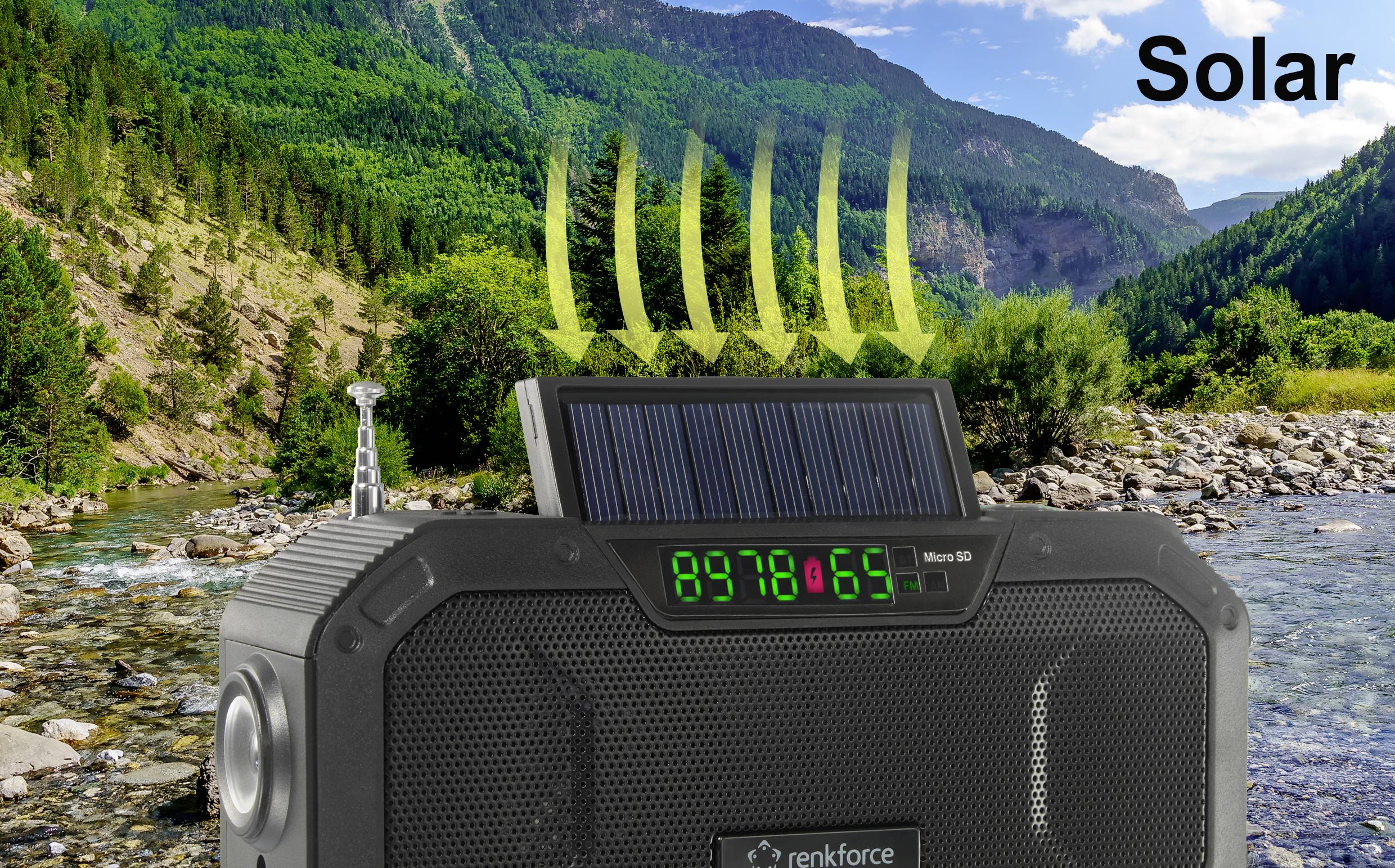 Radio solaire dans un paysage montagneux. Affichage numérique indiquant la fréquence.