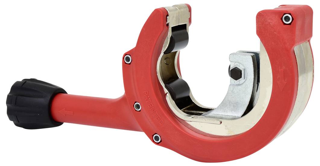 Outil de coupe de tuyaux rouge en métal et en plastique, conçu pour couper des tuyaux de différents diamètres.