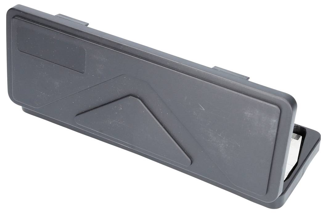 Un couvercle rectangulaire en plastique noir avec des formes géométriques légèrement en relief sur la surface.