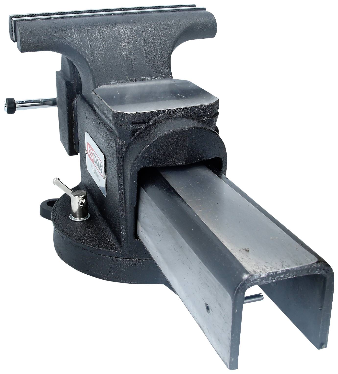 Un grand étau en métal est ouvert, prêt à maintenir une pièce de métal rectangulaire allongée. Il repose sur une base stable.