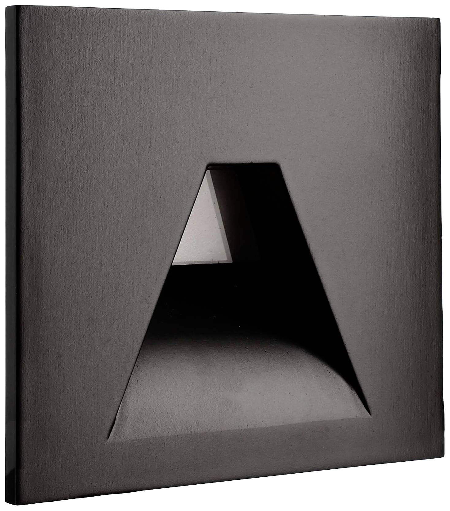 Objet métallique noir carré avec une découpe triangulaire au centre, effet tridimensionnel créé par les ombres et la lumière.