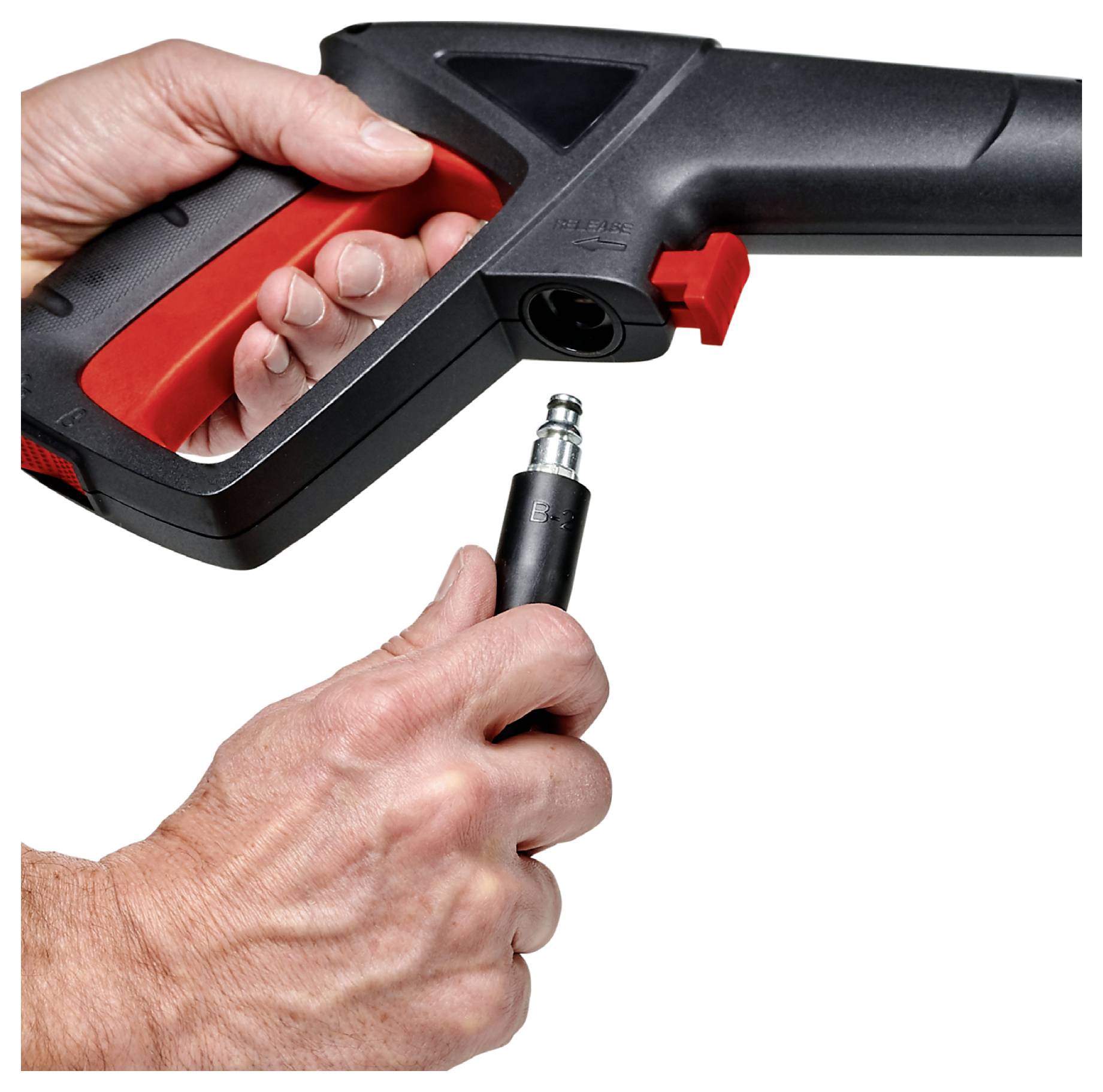 Les mains connectent une poignée de pistolet nettoyeur haute pression à un raccord de tuyau, montrant l'attachement de la connexion de la baguette de pulvérisation.