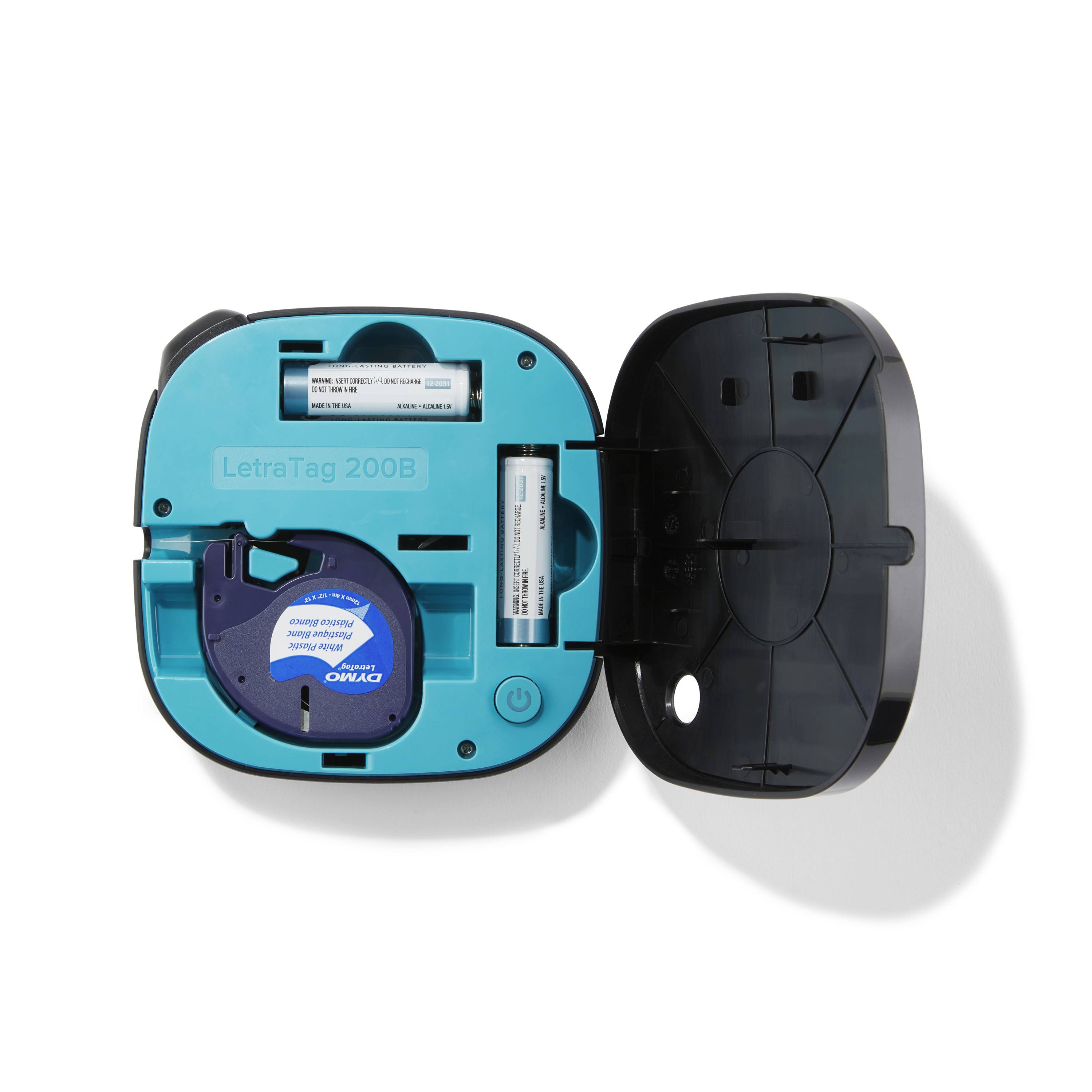 Une imprimante d'étiquettes ouverte avec un ruban et une batterie visibles. Marquage 'LetraTag 200B' à l'intérieur du boîtier.