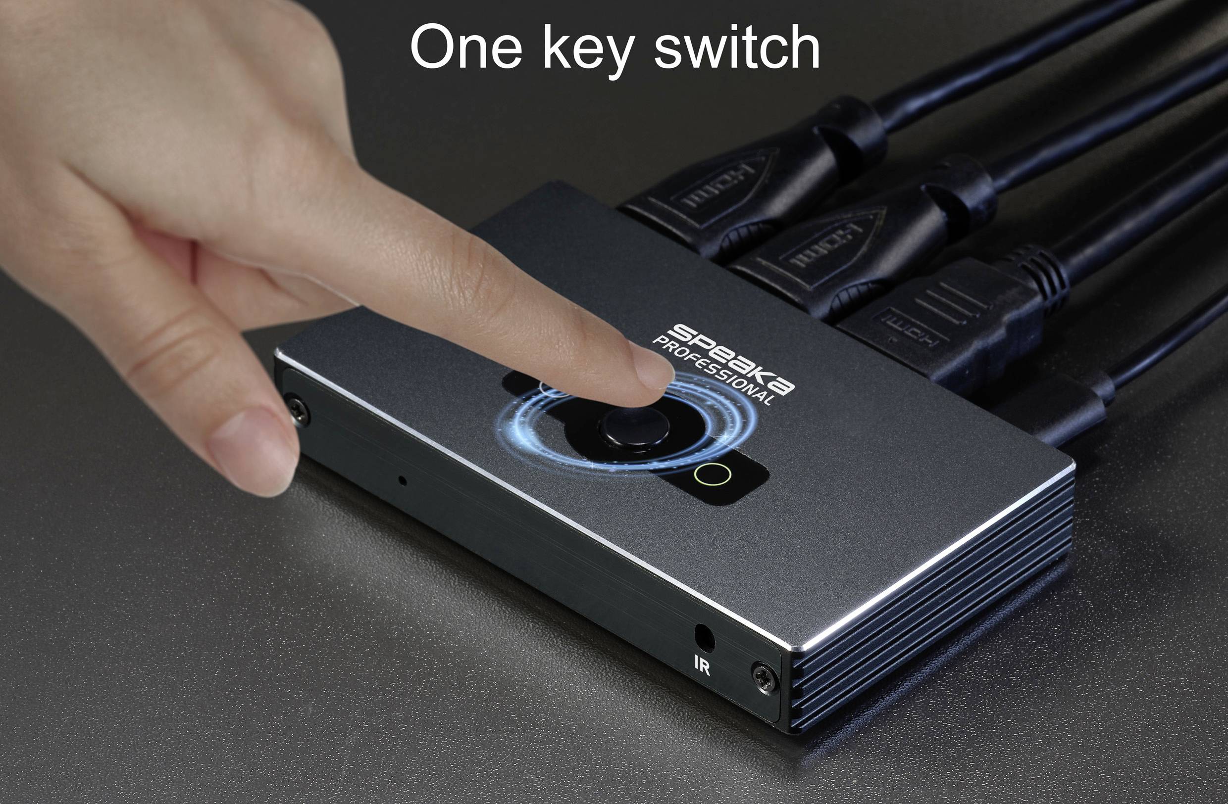 Une main appuie sur un bouton d'un appareil électronique avec plusieurs câbles, accompagné du texte 'One key switch'.