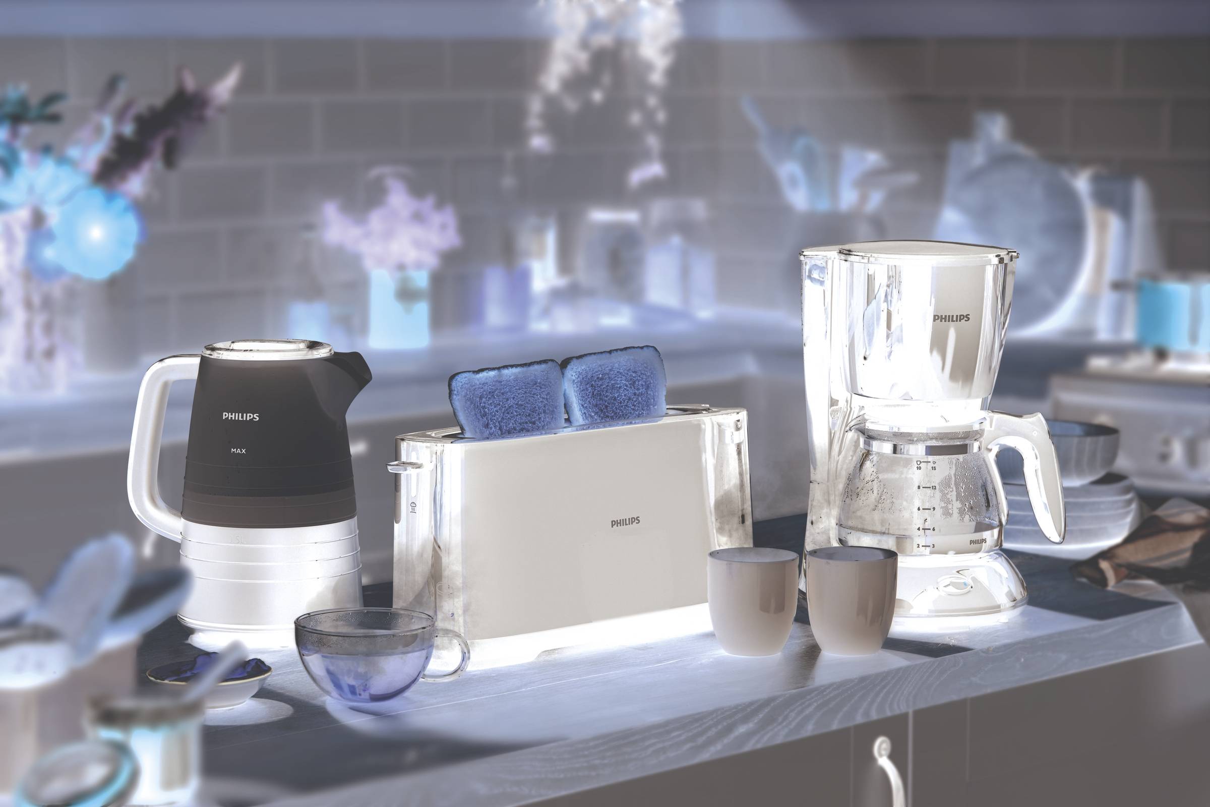 Dans une cuisine, un bouilloire, un grille-pain avec deux tranches de pain et une machine à café sont posés sur un plan de travail.