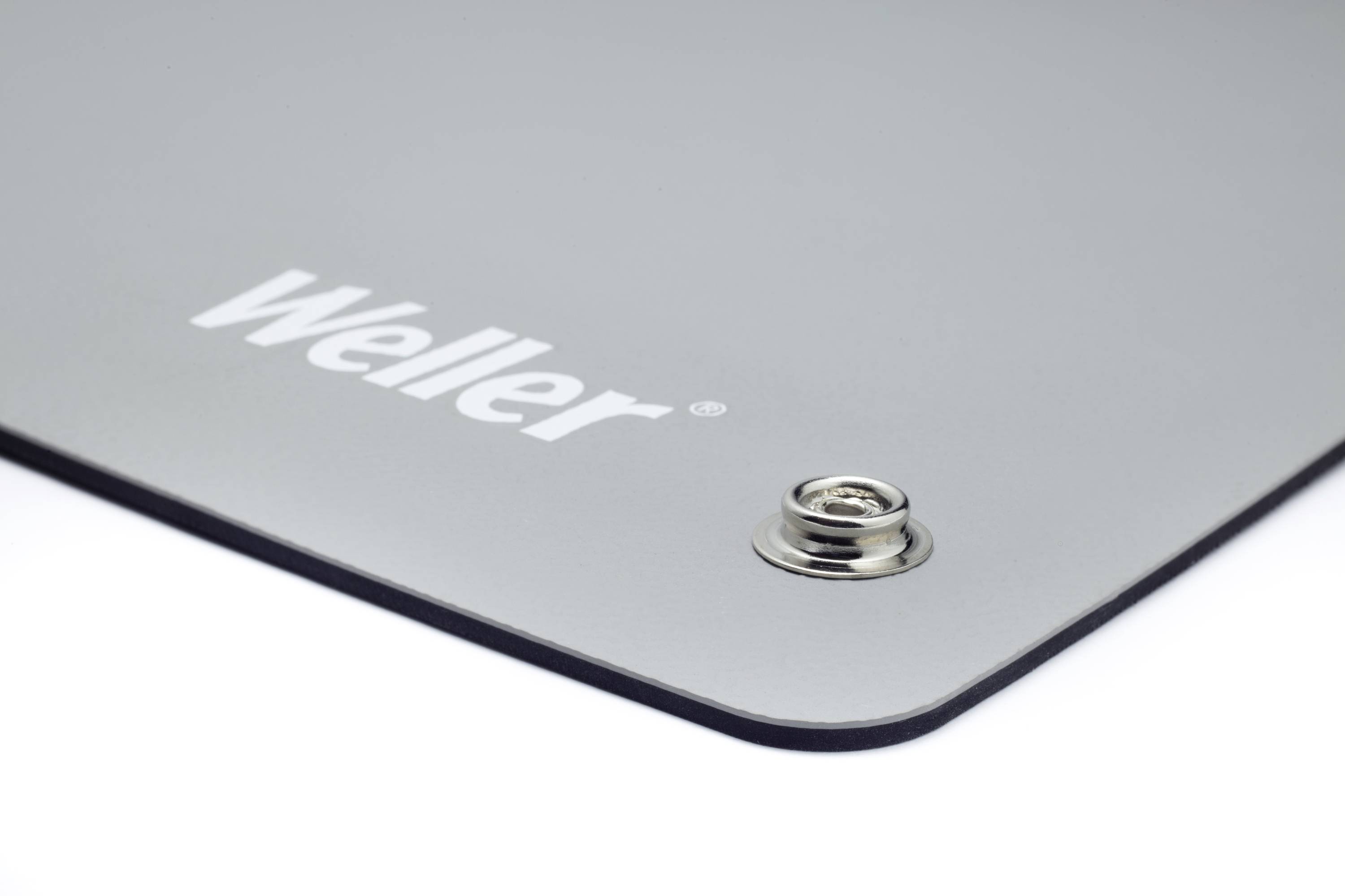 Tapis antistatique gris de Weller avec adaptateur à bouton-poussoir dans le coin, adapté pour des travaux sécurisés avec des appareils électroniques sensibles.