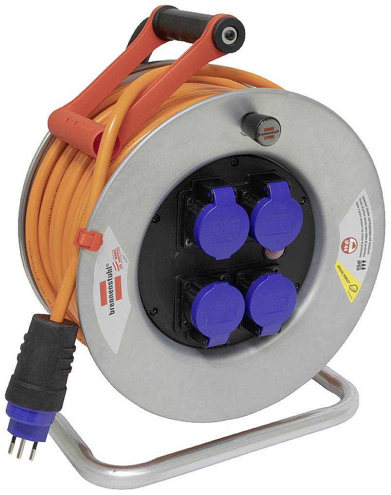 Un câble de rallonge orange est enroulé sur un tambour de câble argenté. Le tambour possède quatre prises électriques bleues.