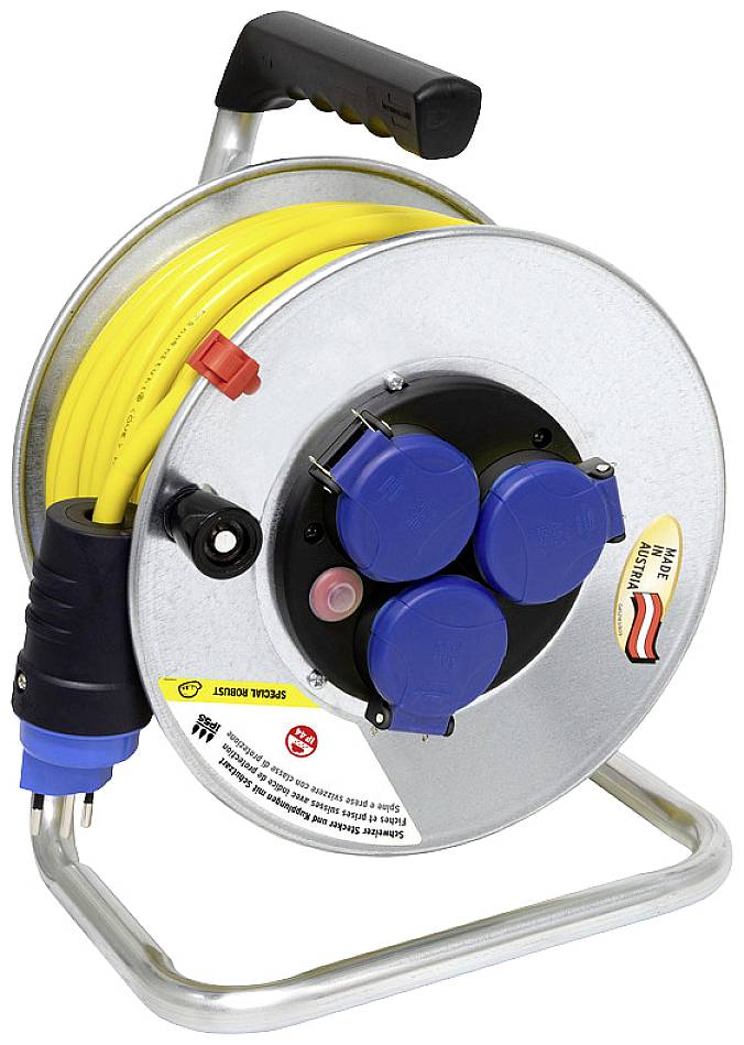 Tambour métallique avec câble de rallonge jaune et prises électriques bleues, adapté aux applications industrielles. Poignée de transport en haut.