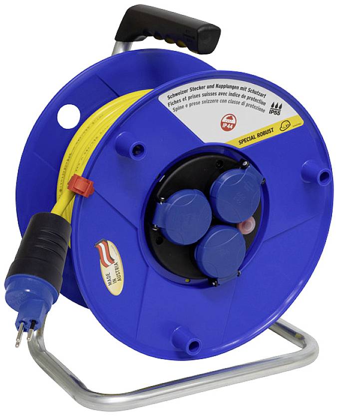 Tambour de câble bleu avec trois prises électriques et un câble jaune branché. Le type d'appareil et les informations de sécurité sont visibles.