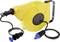 Tambour de câble jaune avec mécanisme de rembobinage automatique et deux câbles. L'un se termine par une fiche bleue, l'autre par une prise noire.