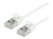 Deux câbles Ethernet blancs munis de connecteurs RJ-45, utilisés pour les connexions réseau.