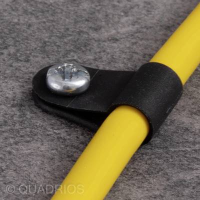 Câble jaune fixé à une surface grise à l'aide d'un collier de câble noir et d'une vis.