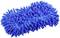 Une éponge de nettoyage bleue, allongée, avec de nombreuses fibres courtes et denses, rappelant un design chenille, posée sur une surface blanche.