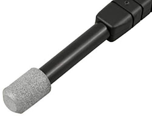 Gros plan sur un microphone gris avec une poignée noire.