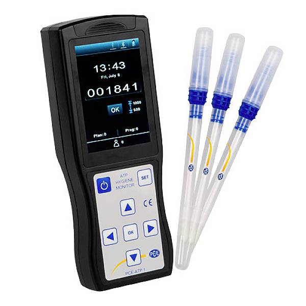 Un dispositif portable de surveillance d'hygiène ATP avec affichage numérique montrant la date, l'heure et les valeurs de mesure. À côté, trois écouvillons de test.