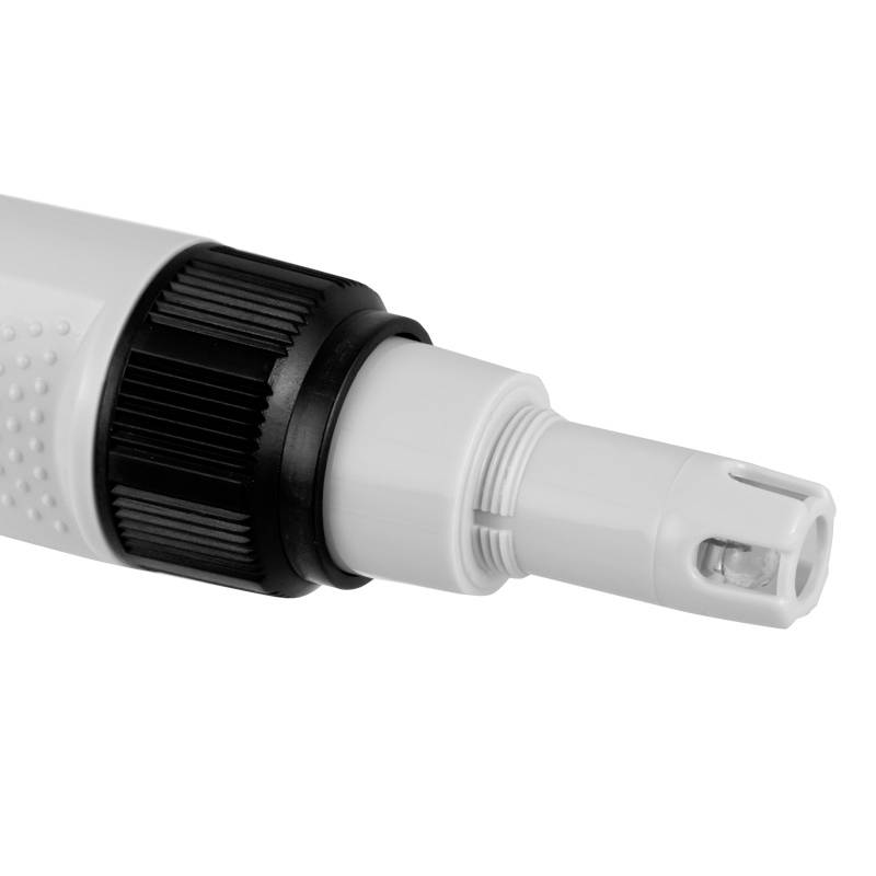 Sonde en plastique blanc avec des ouvertures circulaires et un anneau noir, probablement un capteur ou un appareil de mesure.