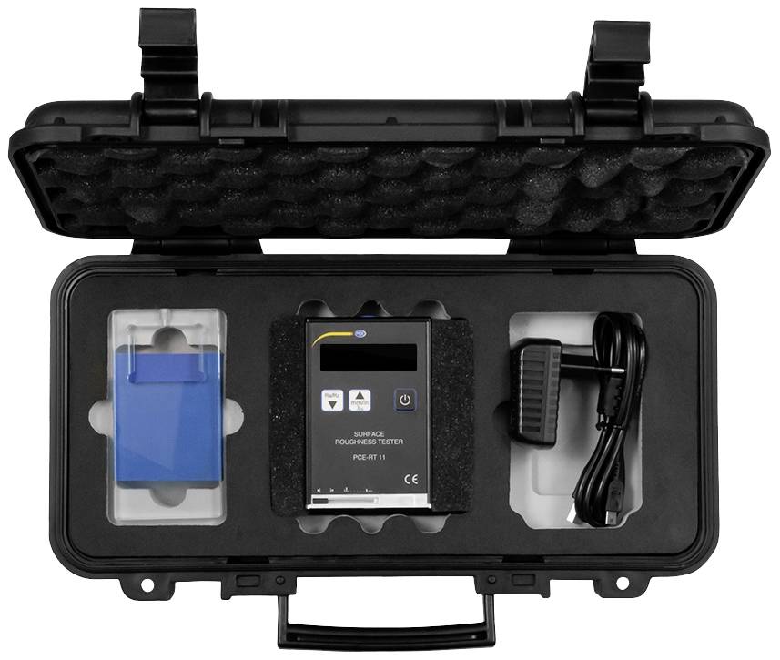 Un rugosimètre portable dans un étui noir avec accessoires : câble de chargement et pièces complémentaires.