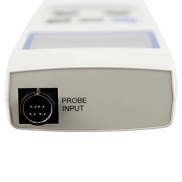 Un appareil électronique blanc portant l'inscription « Probe Input » sur un connecteur à l'avant.