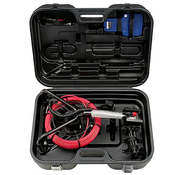 Valise noire ouverte contenant un câble rouge et des outils à l'intérieur, adaptée aux travaux techniques ou aux réparations.