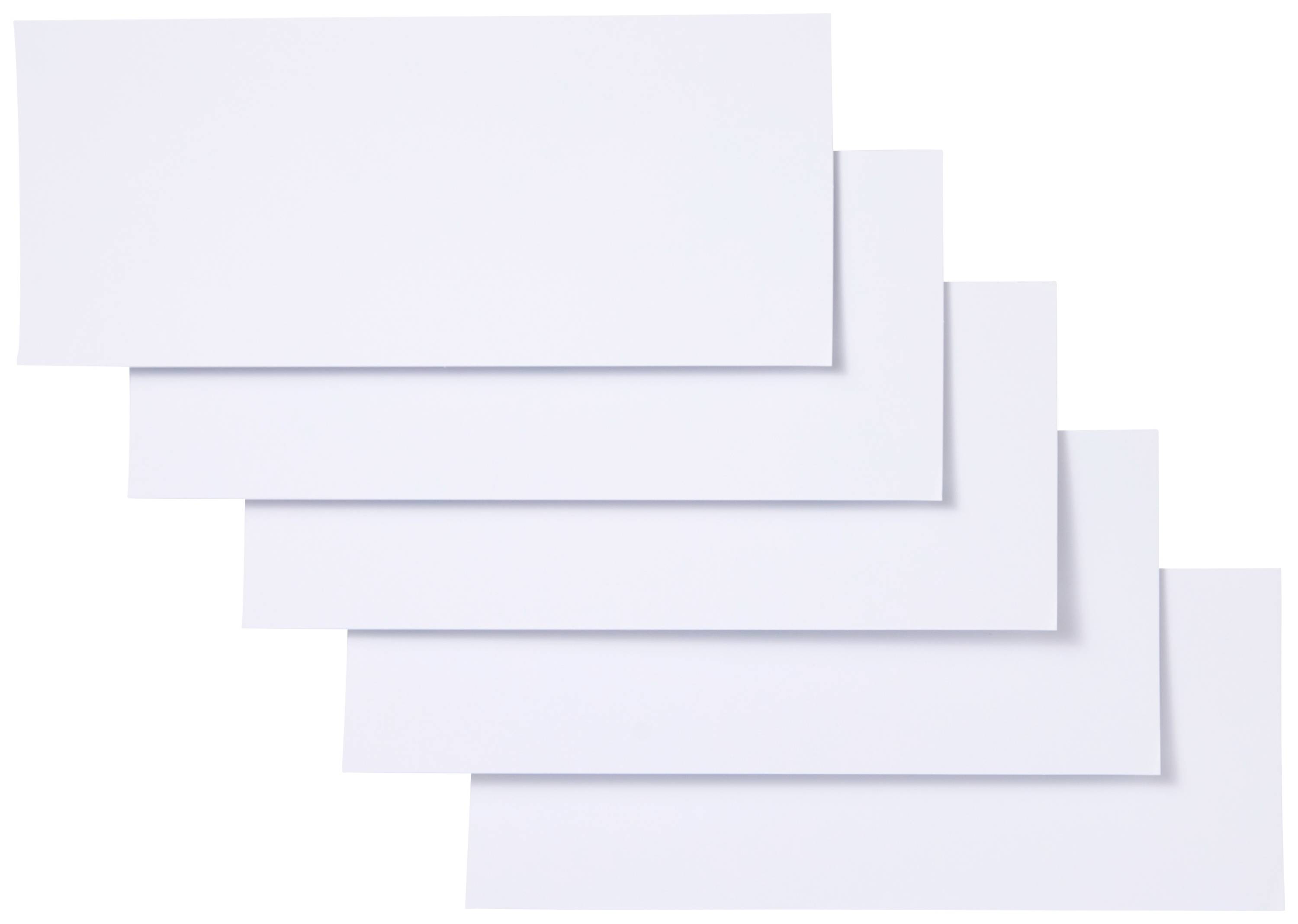 Cinq enveloppes blanches, empilées et légèrement décalées, sur un fond blanc.