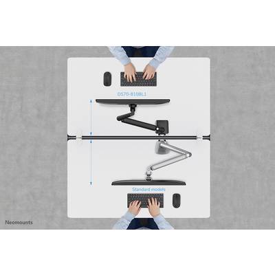 Deux personnes à une table, installent des bras de moniteur. Le bras supérieur montre le modèle 'DS70-810BL1', le bras inférieur 'Modèles standards'.