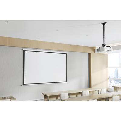 Salle de conférence avec un projecteur au plafond, un écran blanc à l'avant et des bureaux avec des chaises. Un aménagement lumineux et moderne.
