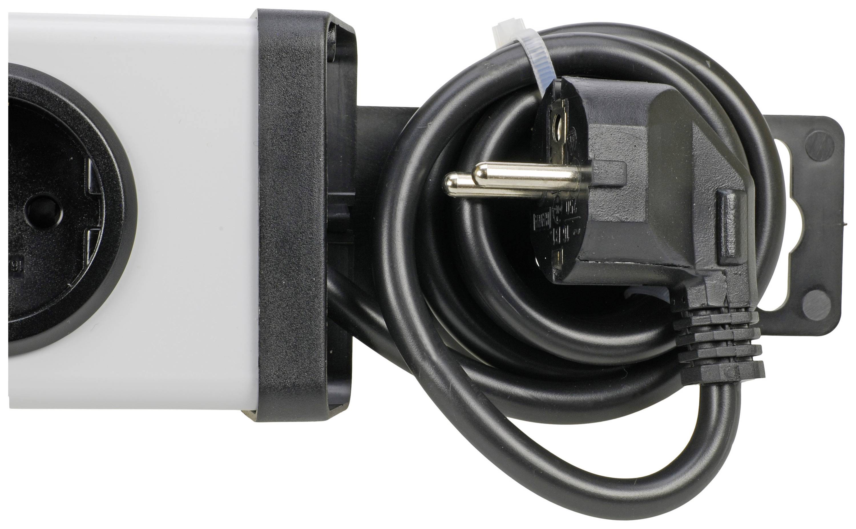 Une fiche noire est branchée sur un bloc multiprises blanc qui fait partie d'un équipement électrique.