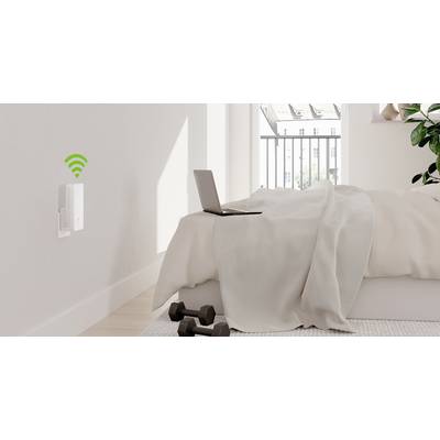Un ordinateur portable est posé sur un lit dans une pièce lumineuse. Un signal Wi-Fi est visible sur le mur à côté d'une prise électrique. Des haltères sont posées sur le sol.