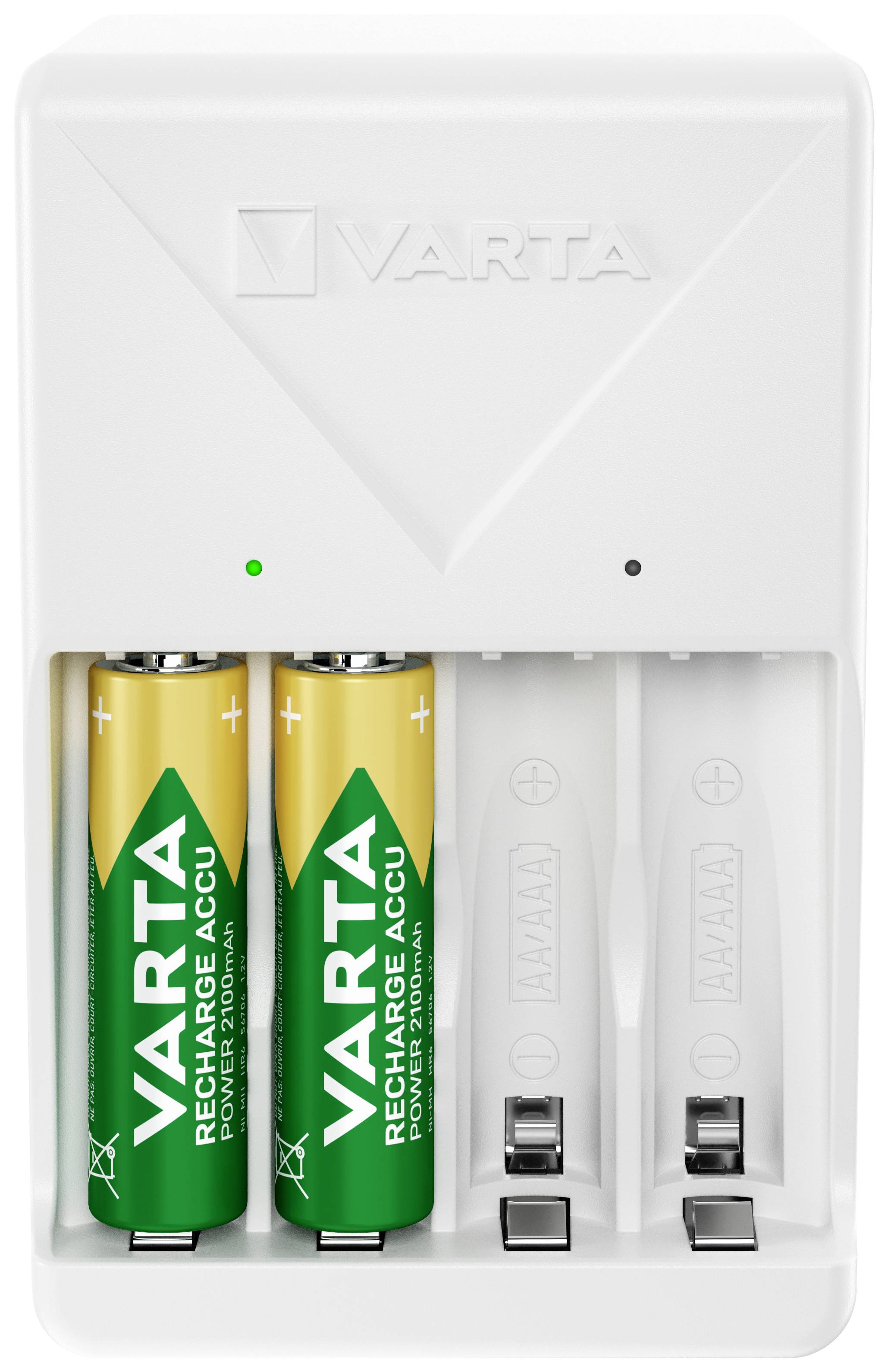 Un chargeur de batterie blanc de Varta, qui charge deux batteries vertes Varta sur le côté gauche, tandis que deux emplacements sur le côté droit sont vides.